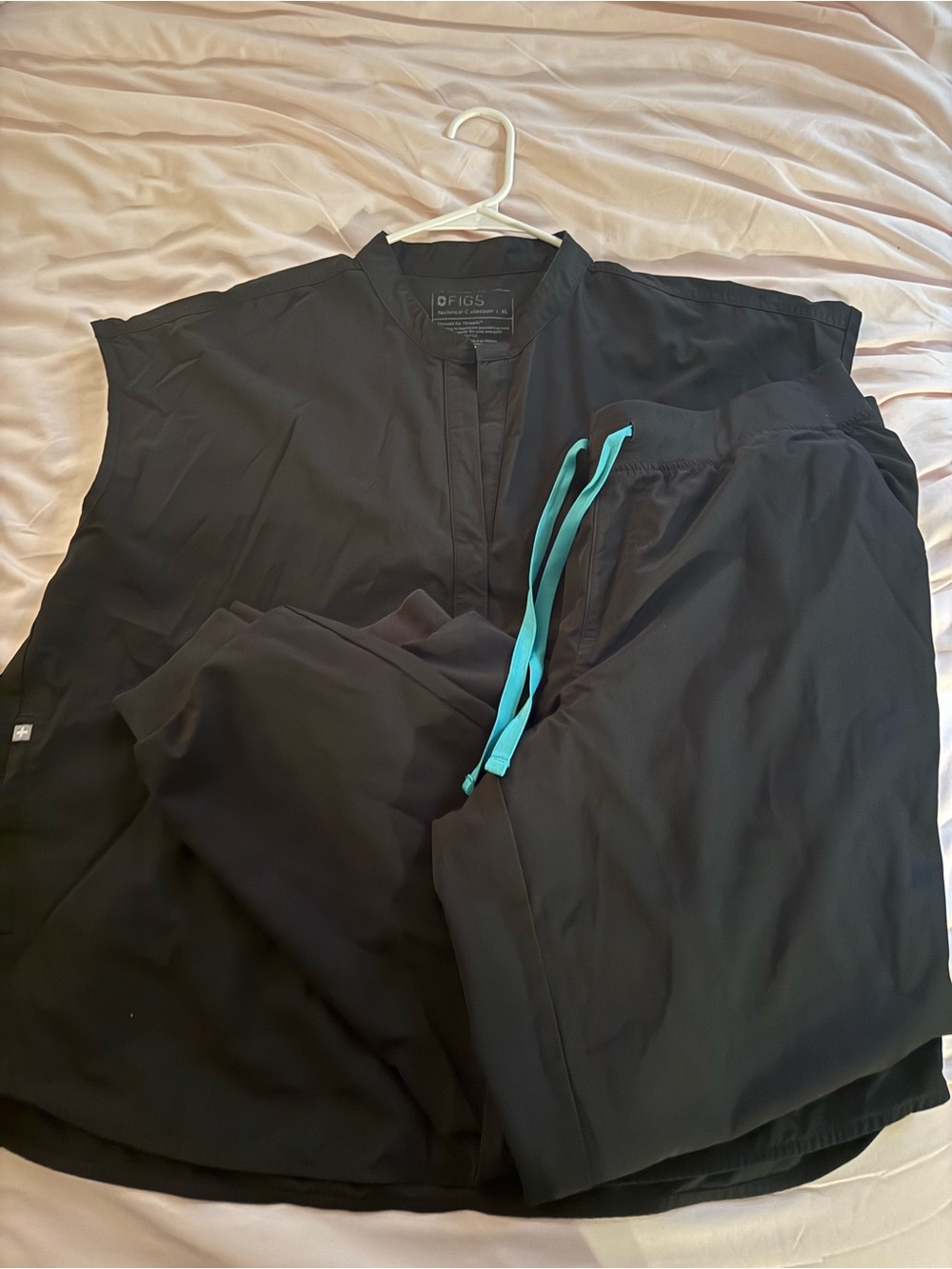 FIGS Freex Black Rafaela Oversized Scrub Top & Zamora Jogger Scrub Pant Set